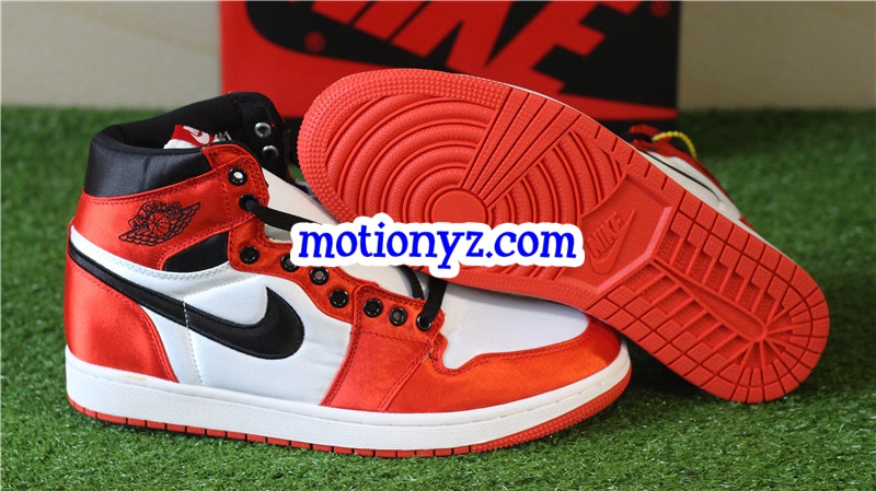 Air Jordan 1 Retro High OG Black Toe Satin